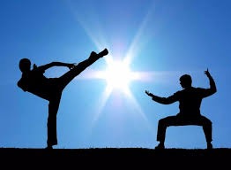 字母哥仅打3分钟伤退！雄鹿多点开花完成18分逆转捍卫主场